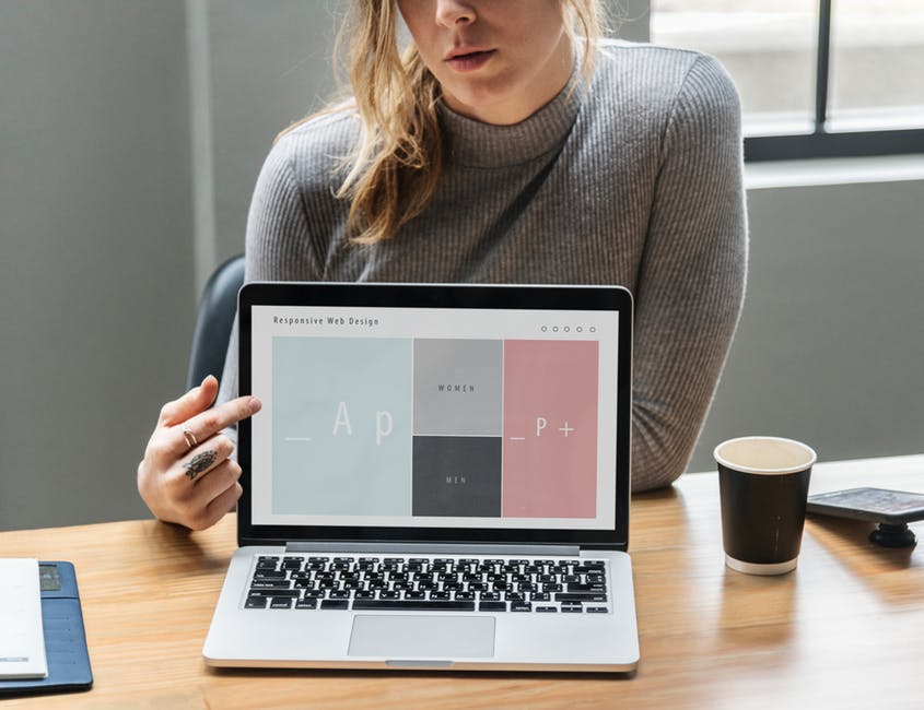 Woman pointing to screen with responsive email template